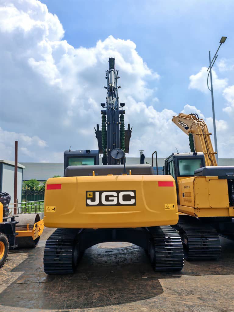 Retroexcavadora JGC Modelo JGC220-9 en obra